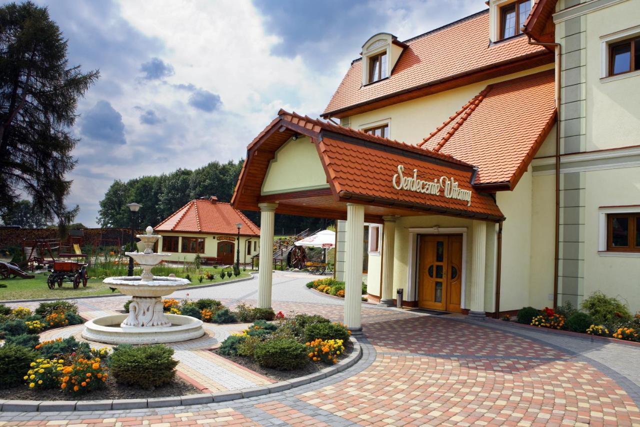 Zajazd Zlota Iglica Pogrzebien ภายนอก รูปภาพ